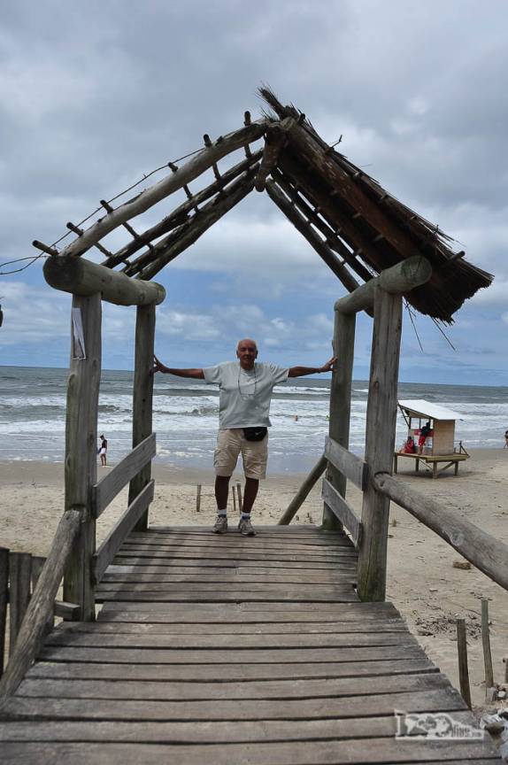 O Joca sob o portal que dá acesso á praia de La Esmeralda, entre Valizas e Punta del Diablo, no litoral do Uruguai